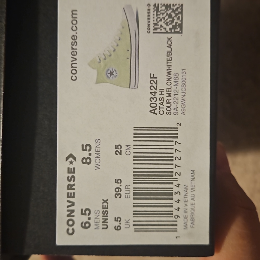 Convers womens Shoes 8.5 brand new